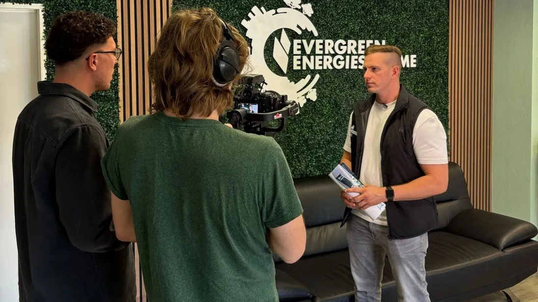 Volle Konzentration: Igor Lang, Geschäftsführer von Evergreen Energiesysteme, im Interview für den Youtube-Kanal des Betriebs.